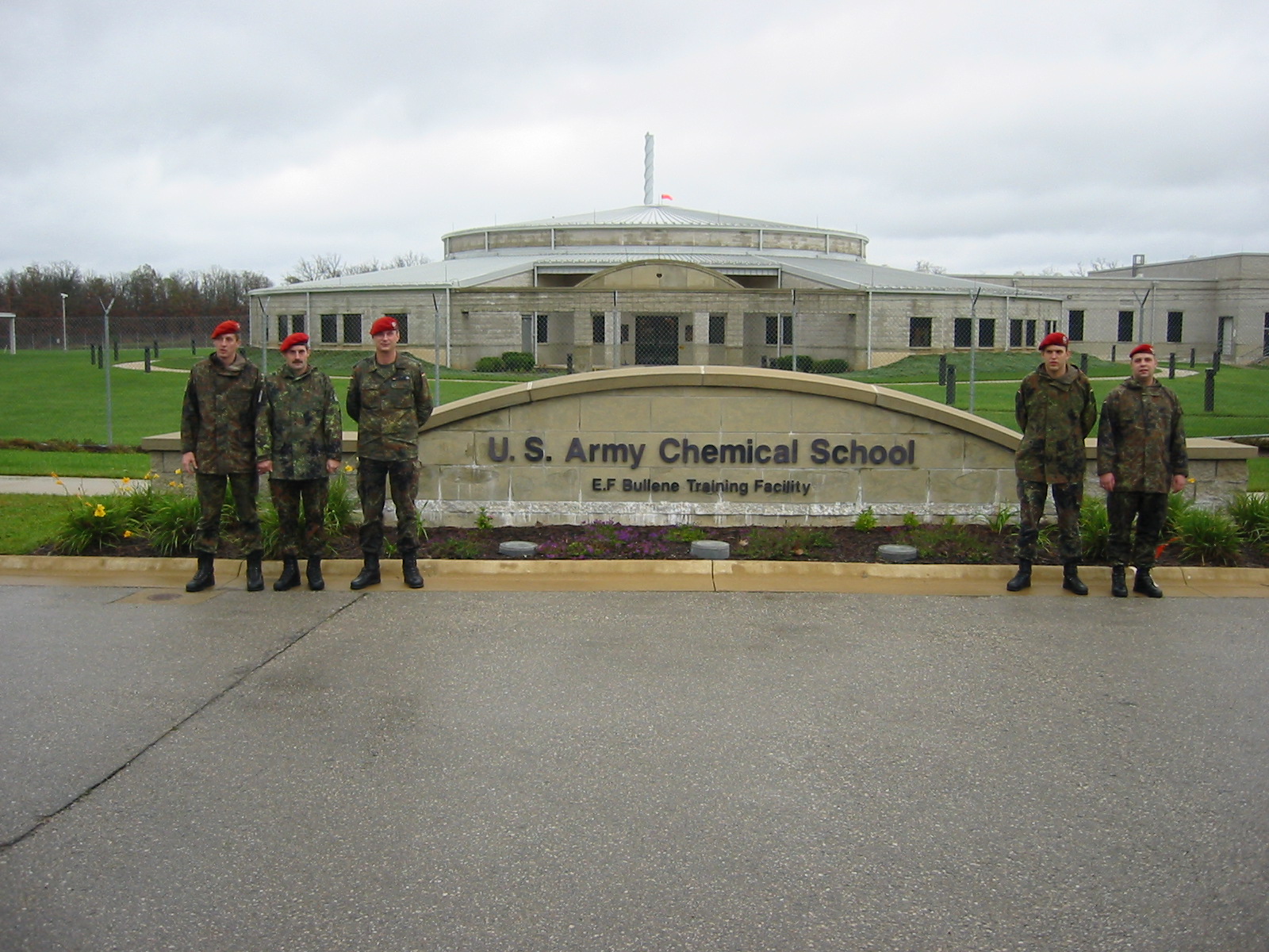 5 Soldaten vor der U.S. Army Chemical School