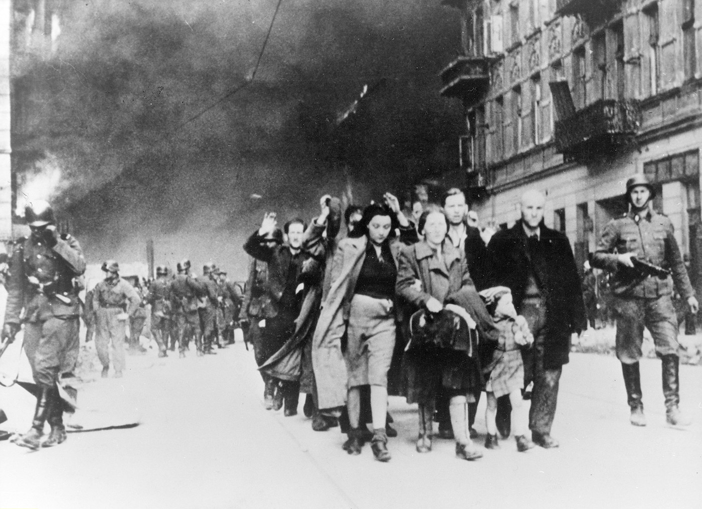 überlebende Juden werden durch Einheiten der SS abgeführt 