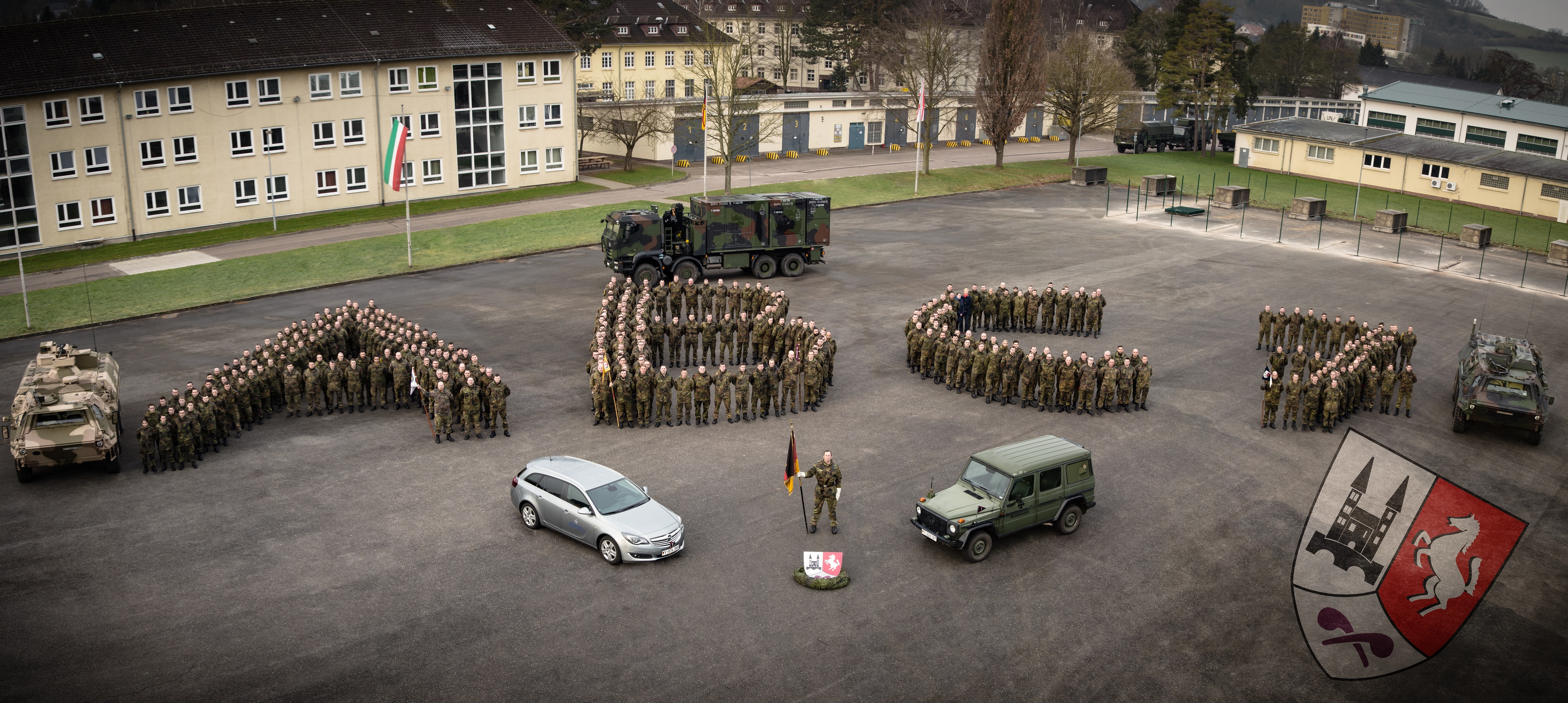 Soldaten stellen sich in Form der Buchstaben ABC und der Zahl 7 auf.