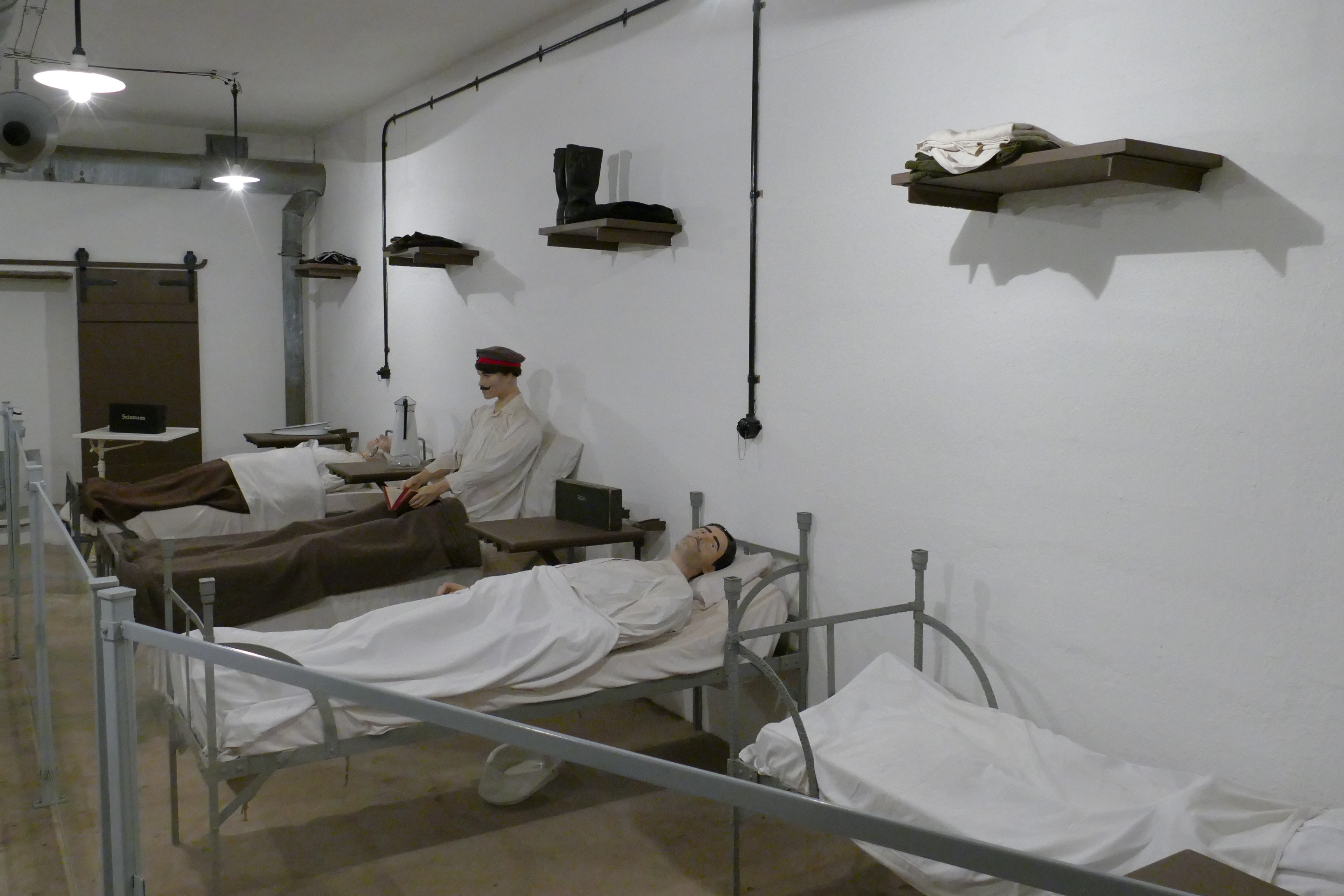 Kranke Soldaten als Puppen in Krankenbetten