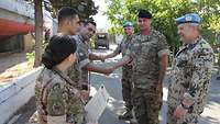Soldaten bekommen ihre Zertifikate mit einem Handschlag überreicht