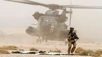 Ein Hubschrauber CH-53 wirbelt beim Absetzen eines Soldaten viel Staub auf
