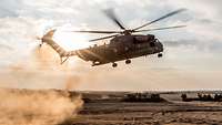 Ein Hubschrauber CH-53 hebt in einer Staubwolke ab