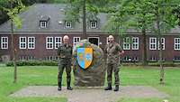 Generalleutnant Ansgar Rieks (links) mit dem Kommandeur des Objektschutzregiments, Oberst Marc Vogt, beim Besuch in Schortens.