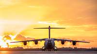 Ein Transportflugzeug vom Typ A400M von vorne am Flughafen Berlin-Tegel bei Sonnenuntergang