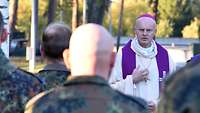 Militärbischof Overbeck im Gespräch mit Soldaten