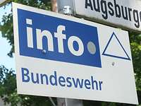 Schild mit der Aufschrift Info Punkt Bundeswehr