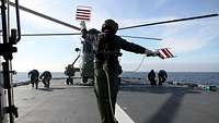 Ein Hubschrauber vom Typ Sea King startet vom Flugdeck eines Schiffes