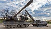Mit dem Kranausleger des Bergepanzer Büffels heben Soldaten einen Panzermotor aus einer Haubitze 2000.