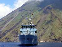 Das Minenjagdboot Bad Bevensen vor dem Stromboli in Italien