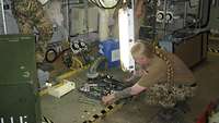 Eine Soldatin bereitet den Ausbau des Raumluftkühlers vor 