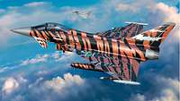 Der mit bronzefarbenen und schwarzen Tigerstreifen lackierte Eurofighter "Bronze-Tiger" in der Luft.