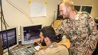 Zwei Soldaten schauen auf die Monitore der Rundumbeobachtungsanlage 