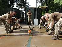 Soldaten messen sich gegeneinander in Teams nach dem Motto „Sport verbindet“ bei der Mission EUTM Mali.