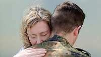 Partnerin umarmt einen PTBS-Soldat