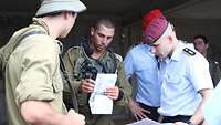 Deutsche und israelische Offiziere besprechen die Lage während einer Übung in Israel