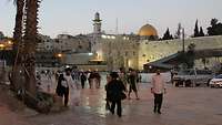 Die Klagemauer in der Altstadt von Jerusalem ist ein vielbesuchter Ort am Abend.