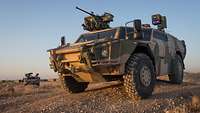 Ein Militärfahrzeug bei einem Beobachtungshalt im Einsatz in der Wüste
