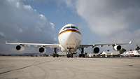 Der Airbus A340-300 „Konrad Adenauer“ von vorn.