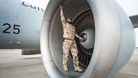 Techniker bei der Wartung eines Airbus A310 auf der Air Base in Incirlik in der Türkei