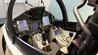 Das Simulator-Cockpit aus der Nähe. Hiersieht man alle Monnitore und Konsolen.