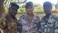 Feldwebel Mustafa steht zwischen zwei malischen Soldaten