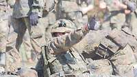 Ein Soldat zeigt "Daumen hoch"