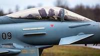 Pilot sitzt im Cockpit eines Eurofighters