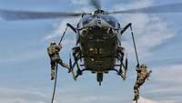 Soldaten seilen sich aus einem Hubschrauber ab