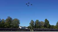 Vier Eurofighter in Diamond-Formation fliegen über den Air-Force-Platz.