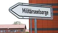 Hinweisschild zur Militärseelsorge