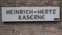 Ein Kasernenschild mit der Aufschrift: Heinrich-Hertz Kaserne.