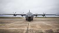 Flugzeug Typ C-130J Herkules auf Rollfeld