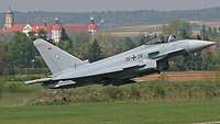 Ein Eurofighter des Taktischen Luftwaffengeschwaders 74 in Neuburg startet zu seinem Flug.