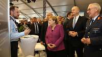 Bundeskanzlerin Angela Merkel besucht einen Informationsstand auf der ILA 2018