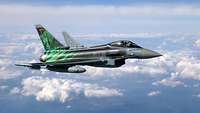 Eurofighter-Jet in grüner Sonderlackierung am Himmel