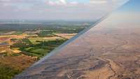 Links im Bild ein Landschaftsansicht in Deutschland, rechts im Bild die israelische Negev-Wüste 