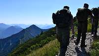 Soldaten auf einem Bergweg.