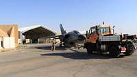 Der Tornado wird von einem Schleppwagen rückwärts in den Hangar auf der Air Base in Al-Asrak geschoben