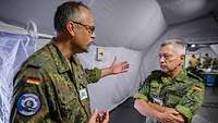 Der Kommandeur des ABC-Abwehrkommandos, Oberst Klaus Werner Schiff, besucht Toxic Trip (rechts) 