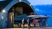 Ein Eurofighter rollt aus dem Shelter