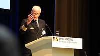 Der Stellvertreter des Generalinspekteurs und Beauftragter für Reservistenangelegenheiten der Bundeswehr hält eine Ansprache