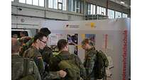 Zahlreiche Interessierte am Stand der Bundeswehrfachschule Hamburg