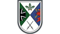 In der grün-silbern-blauen Raute: Eisernes Kreuz, grünes Eichenblatt, roter Greif, zwei Schwerter