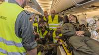 Ausbildung für das Be- und Entladen der Patienten im Airbus A310 MRTT in Köln-Wahn