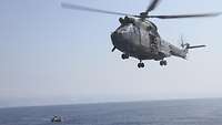 Ein Helikopter im Flug über dem Meer