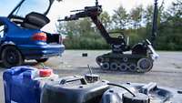 Der ferngesteuerte Roboter tEODor ist 1,30 Meter lang und sieht aus wie ein kleiner Bagger mit Gelenkarm.