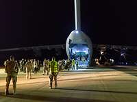 Der A400M ist auf der Uvda Airbase in Israel gelandet. Die Soldaten verlassen das Flugzeug.