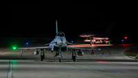 Ein Eurofighter landet bei Nacht auf der Uvda Luftwaffenbasis in Israel.