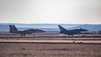 Deutscher Eurofighter mit dem Eisernen Kreuz in einer Formation mit einem israelischen F-15-Kampfjet mit Davidstern.